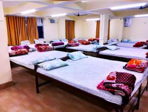 巴特那Goroomgo Mayagiri Patna的客房内的一组床铺