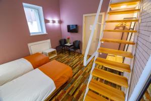 切尔卡瑟乌克兰酒店的一间带床和螺旋楼梯的房间