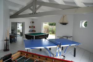 雷岛圣玛丽Le Petit Bois的客厅里的乒乓球桌和乒乓球桌