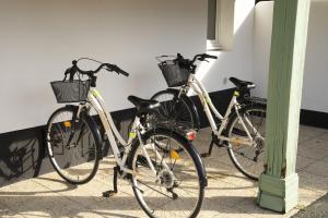 雷岛圣玛丽Le Petit Bois的两辆自行车停在墙上