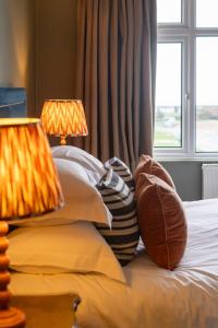 利特尔东海滩宾馆的一间卧室配有一张带两盏灯的床和一扇窗户。