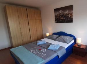 里耶卡Turnic的一间卧室配有蓝色的床和2条毛巾