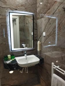 索非亚Agora' Boutique Self-Check In的一间带水槽和镜子的浴室