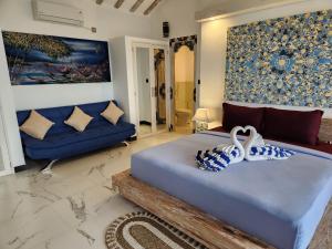 罗威那The Kayu Manis Villa的一间卧室配有一张大床和一张沙发