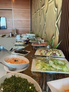 阿可贺巴Villa Park的自助餐,餐桌上摆满了食物