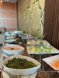 阿可贺巴Villa Park的一排满桌上蔬菜的碗