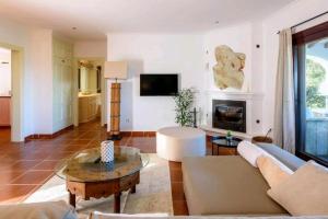 圣安东尼奥湾Authentic 4BR Pool & Sauna Villa, Sant Agusti的带沙发和壁炉的客厅