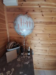 MochdreThe Hut B & B的桌上写着一个有快乐周年纪念的气球