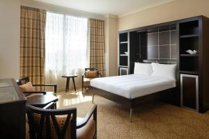 密尔沃基密尔沃基市中心万豪酒店的配有一张床和一张书桌的酒店客房