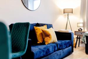 约翰斯通Cartside House的客厅里配有带黄色枕头的蓝色沙发