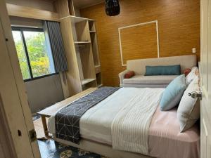 永隆Lọ Lem Homestay的一间卧室配有一张大床和一张沙发