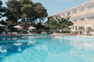 蓬塔普里马Hotel Xaloc Playa的酒店前方的大型游泳池