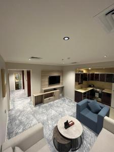 阿可贺巴Villa Park的客厅配有沙发和桌子