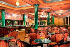 米兰米兰万豪酒店的一间带桌椅的餐厅和一间酒吧