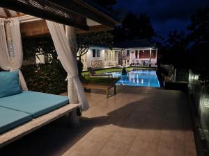 罗威那The Kayu Manis Villa的一个带秋千的庭院和一个夜间游泳池