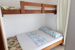 弗洛里亚诺波利斯Tarot Residence的双层床的下铺配有2个枕头