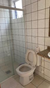 弗洛里亚诺波利斯Tarot Residence的一间带卫生间和玻璃淋浴间的浴室