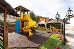安达洛古鲁普布伦塔酒店的一个带黄色滑梯和滑梯的游乐场