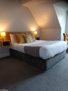 基尔肯尼Castle Lodge Kilkenny的一张大床,位于带两盏灯的房间