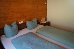 希蒂绍莱拉公寓的客房内的两张床和蓝色枕头