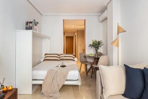 马德里BNBHolder Loving Gran Via Apartment IV的一间卧室设有一张床和一间用餐室