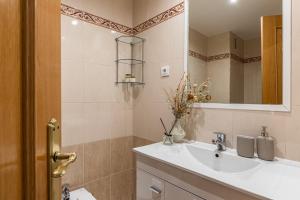 马德里BNBHolder Loving Gran Via Apartment IV的一间带水槽和镜子的浴室