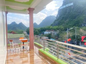 峰牙Phong Nha - Tien's Cozy Homestay的山景阳台