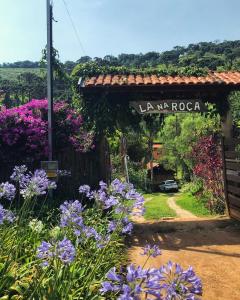 CostasChalés lá na roça的通往鲜花盛开的花园的大门