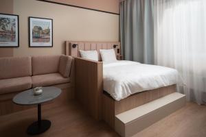 斯德哥尔摩斯德哥尔摩天空酒店式公寓的一间带床和沙发的小卧室
