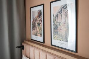 斯德哥尔摩斯德哥尔摩天空酒店式公寓的两幅画在壁炉上方的墙上