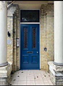 布莱顿霍夫Norton house的砖砌建筑的蓝色门,有窗户