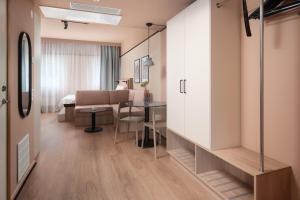 斯德哥尔摩斯德哥尔摩天空酒店式公寓的配有一张床和一张书桌的酒店客房