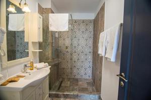 科斯蒂内什蒂Alessio Hotel Residence的一间带水槽和淋浴的浴室