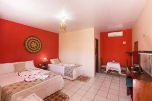 巴雷里尼亚斯波萨达博阿维斯塔酒店的一间带两张床和红色墙壁的卧室