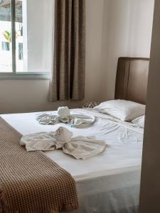 卡诺格布拉达Quality - Boas Vistas的一张带毛巾的床和窗户