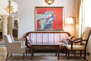 格拉茨Schlossberghotel的带沙发和绘画的客厅