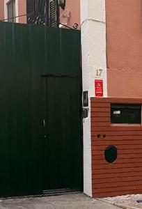 萨卡文Quinta da Vitoria的通往绿色墙壁的建筑的绿色门