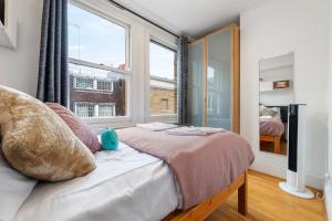 伦敦Modern Living in the Heart of Covent Garden! 6BC的一间卧室设有一张大床和大窗户