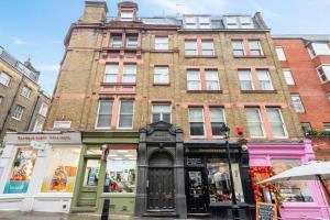 伦敦Modern Living in the Heart of Covent Garden! 6BC的街上一座砖砌的大建筑,有商店