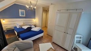 博尔滕哈根Hotel Garni Auszeit的小房间设有一张床和一个衣柜