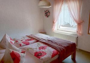 LeimbachGasthof und Eiscafe Frank的卧室在窗户前配有两张床
