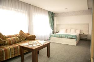 巴库Bulvar Inn Baku Hotel的酒店客房,配有床和沙发