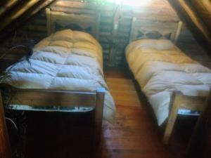 Los ÁrbolesCABAÑA EN EL MANZANO HISTORICO的双床间设有2张单人床。