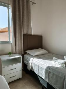 卡诺格布拉达Quality - Boas Vistas的一间卧室设有两张单人床和一个窗户。