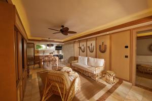 圣塔芭芭拉-山美纳Cayo Levantado Resort - All Inclusive的客厅配有沙发和桌子