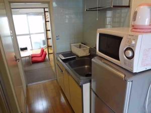 福冈Vintage III - Vacation STAY 14906的厨房配有水槽和微波炉
