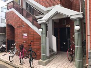 福冈Vintage III - Vacation STAY 14906的停在大楼前的三辆自行车
