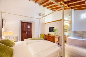 阿尔库迪亚Can Tem Turismo de Interior的一间卧室设有两张床和盥洗盆