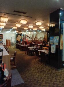 土庄町大木户酒店的一间带桌椅的用餐室和一间餐厅