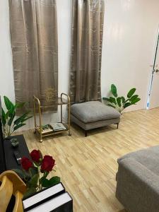 桑托斯将军城Balai ni Atan - relaxing studio unit near airport的客厅配有沙发和椅子